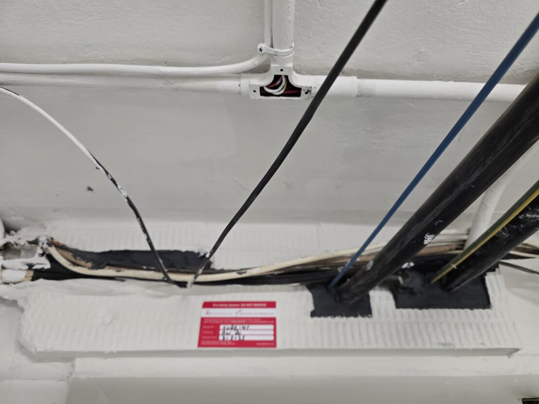 Perimeter fire barrier at curtain wall slab edge